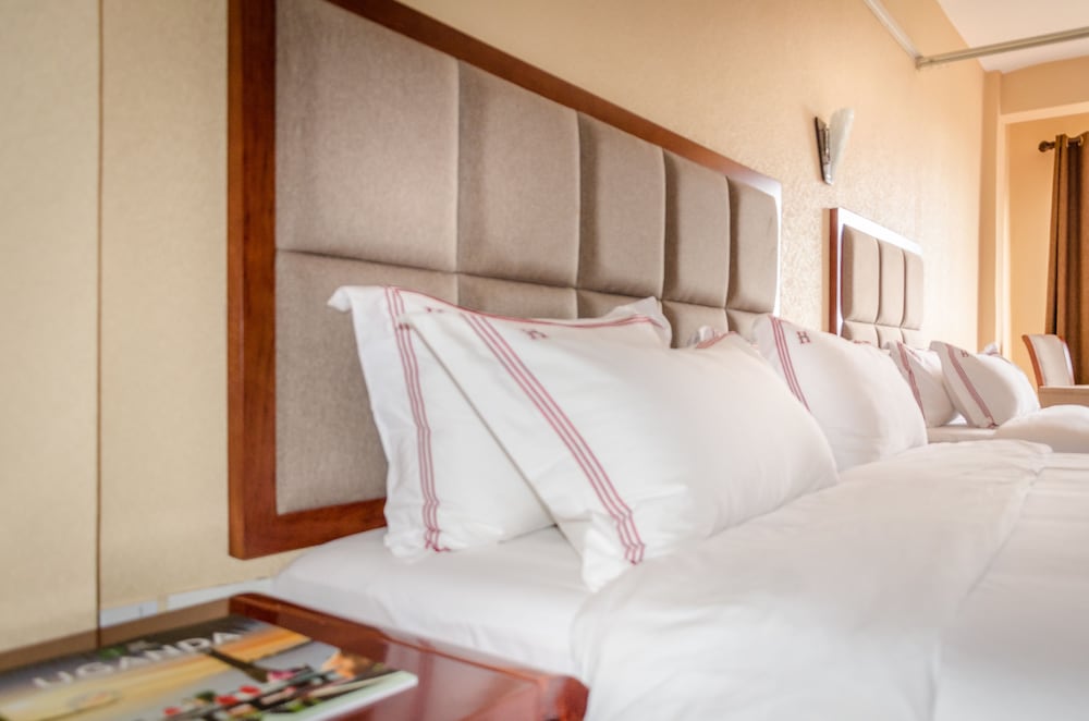 HILLSIDE PLAZA HOTEL 23/66