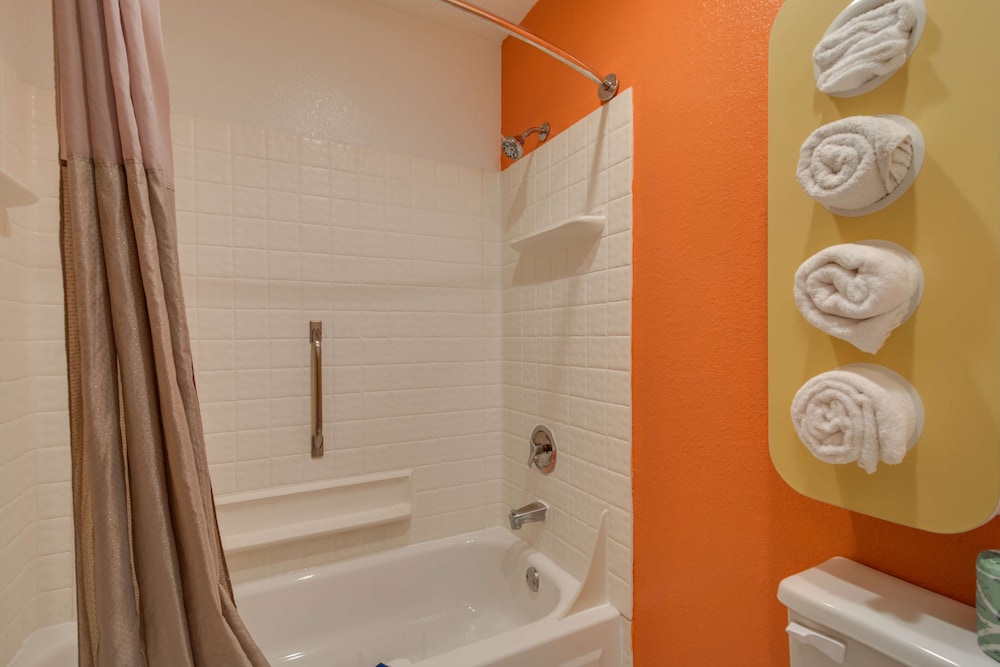 غرفة قياسية بسريرين كوين، Motel6 Waukegan, IL 9/10