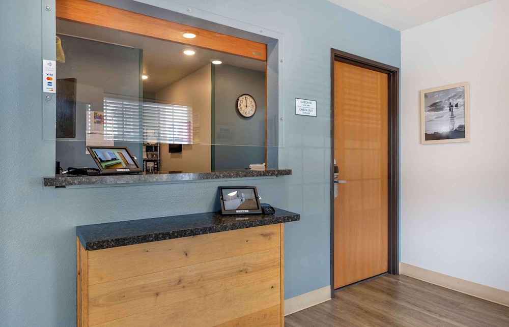 Studio 6 Extended Stay Wichita South KS 7/51