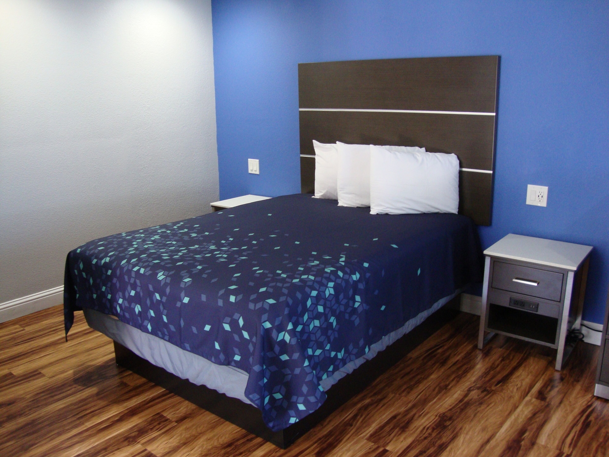 ROOM, QUEEN BED, ACCESSIBLE