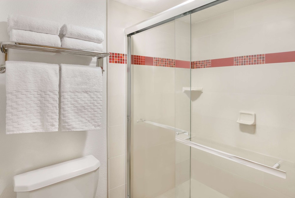 Best Western Plus Raffles Inn & Suites 15/34