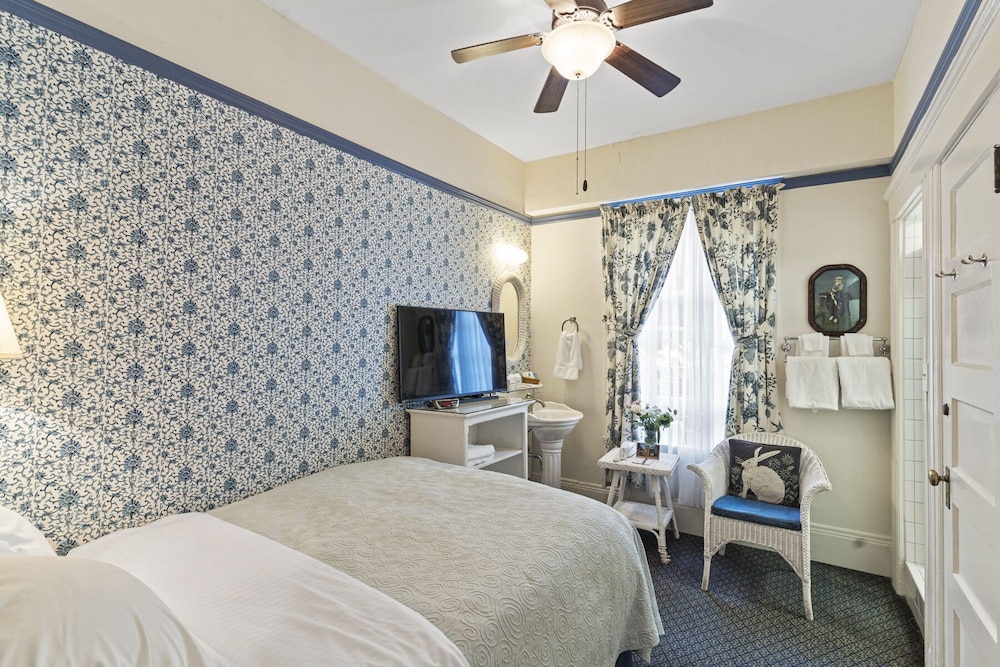 ROOM, DOUBLE BED, SHARED BATHROOM