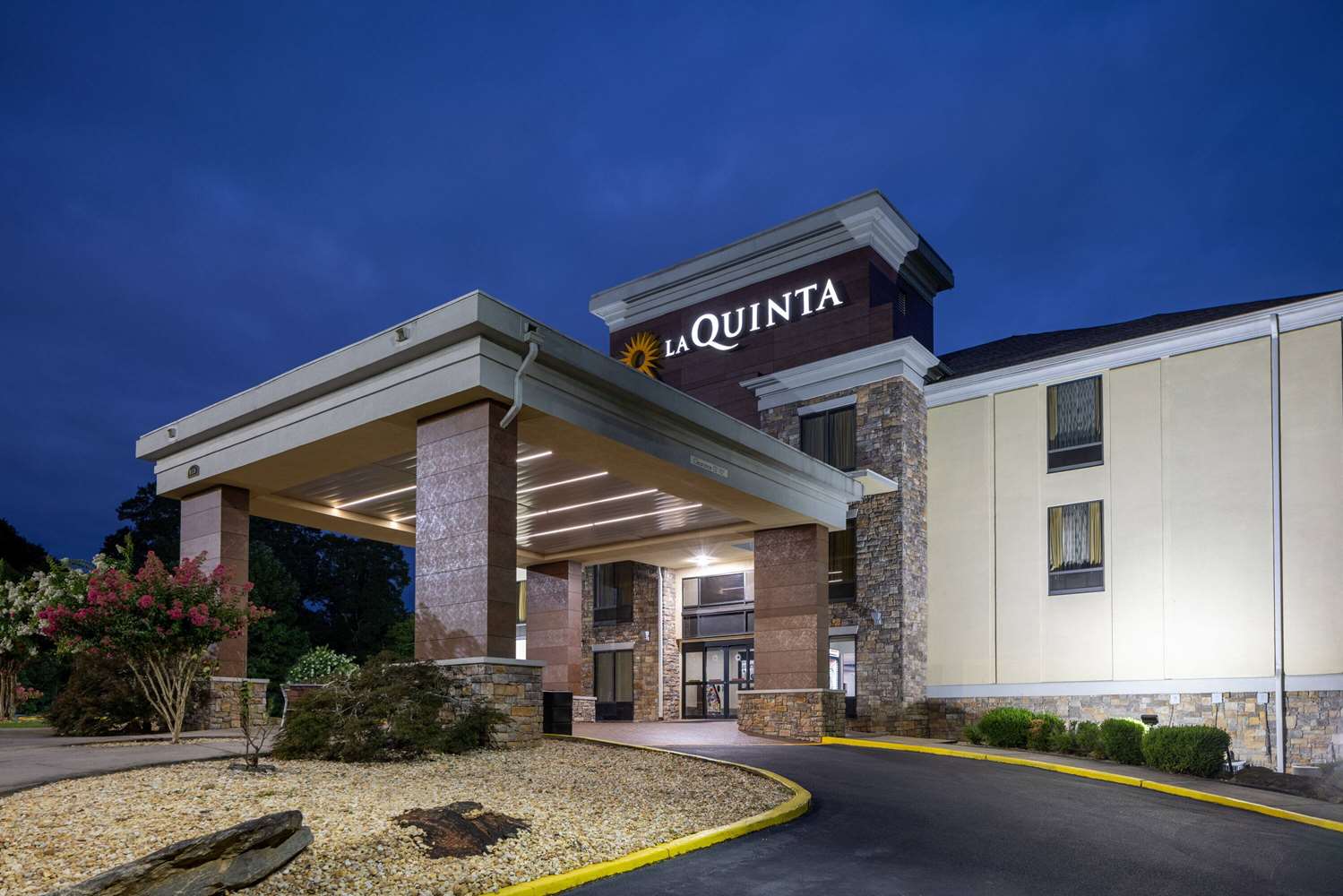 La Quinta Inn & Suites by Wyndham Covington 42/45