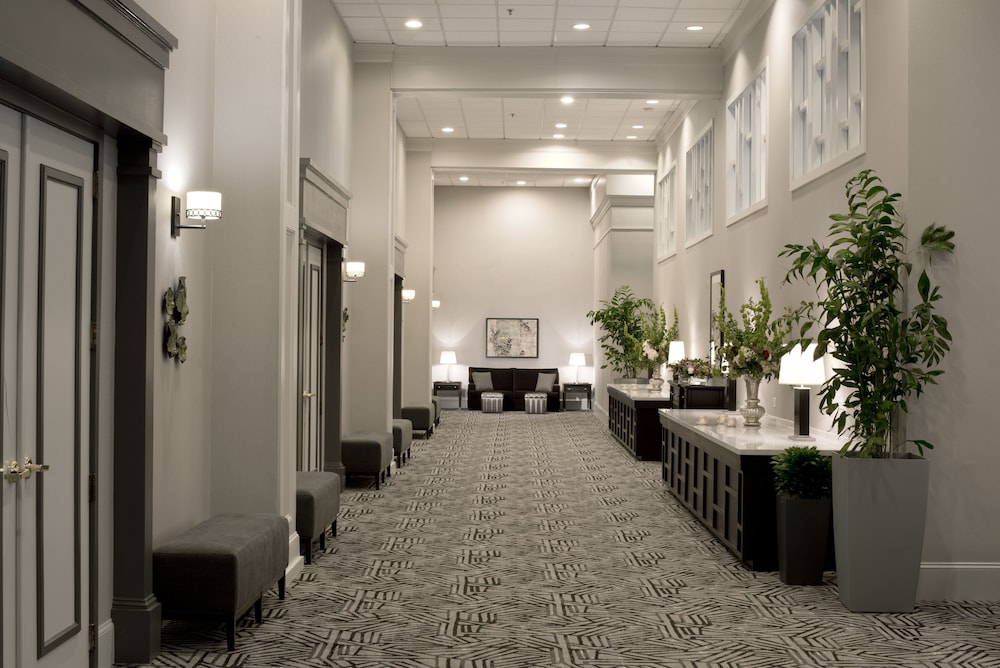 Crowne Plaza Hotel Greenville I 385 Roper Mtn Rd 10/77