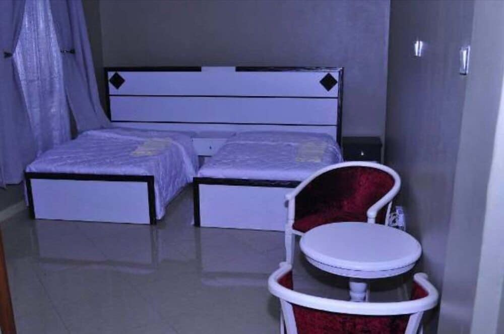 ROOM, TWIN BEDS