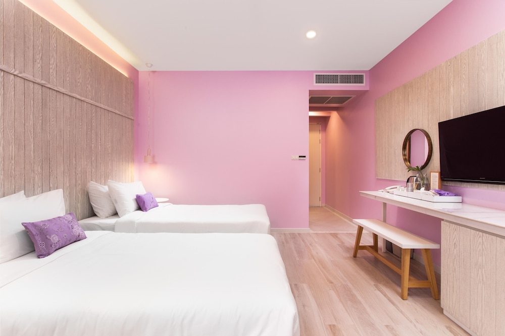 Superior, Twin Beds, Pool Access