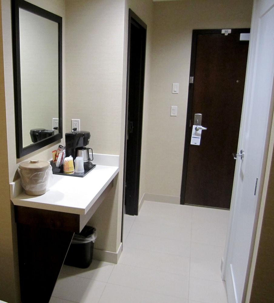 HOLIDAY INN EXPRESS GOLDEN KICKING HORSE 25/75