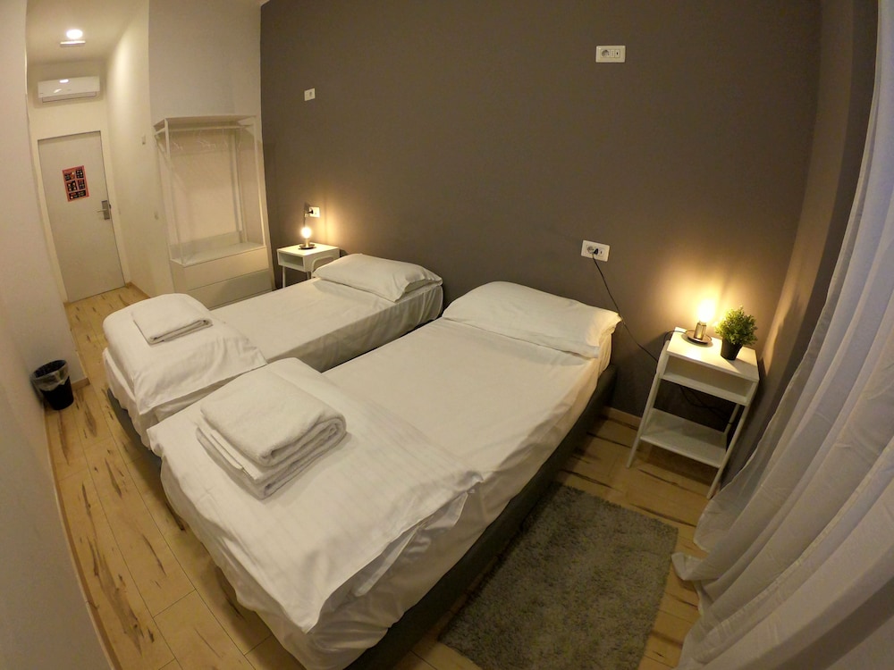 ROOM, TWIN BEDS