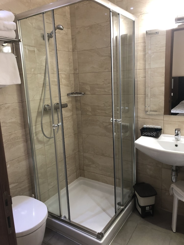Grand Harbour Hotel 44/45