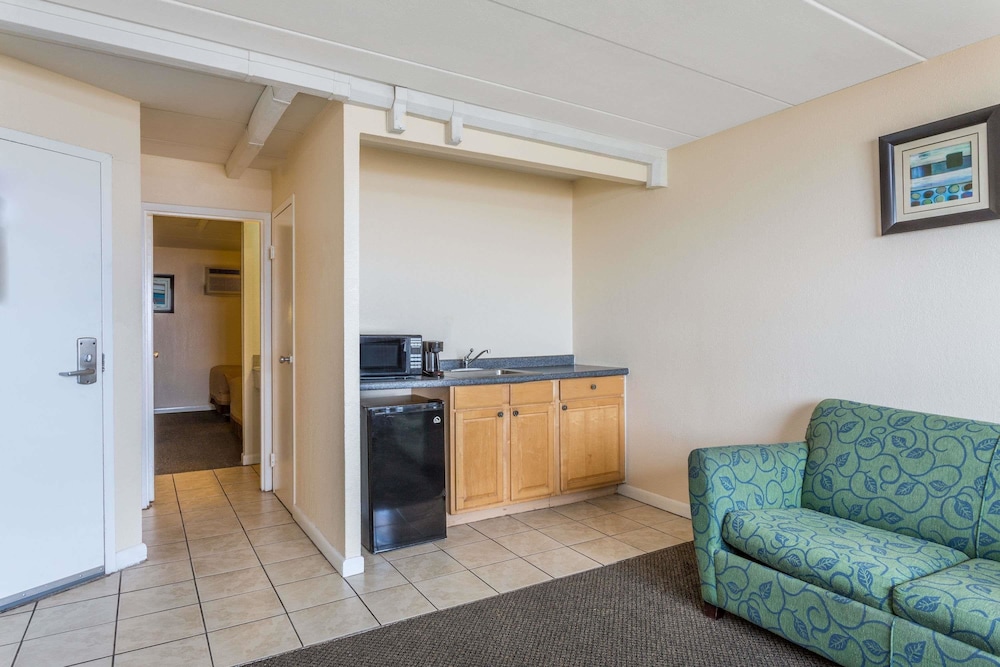 Travelodge by Wyndham Suites Virginia Beach Oceanfront 12/16
