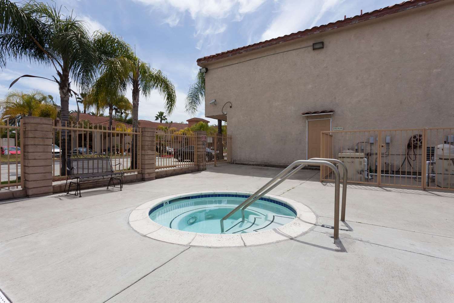 Days Inn & Suites by Wyndham South Gate 5/9