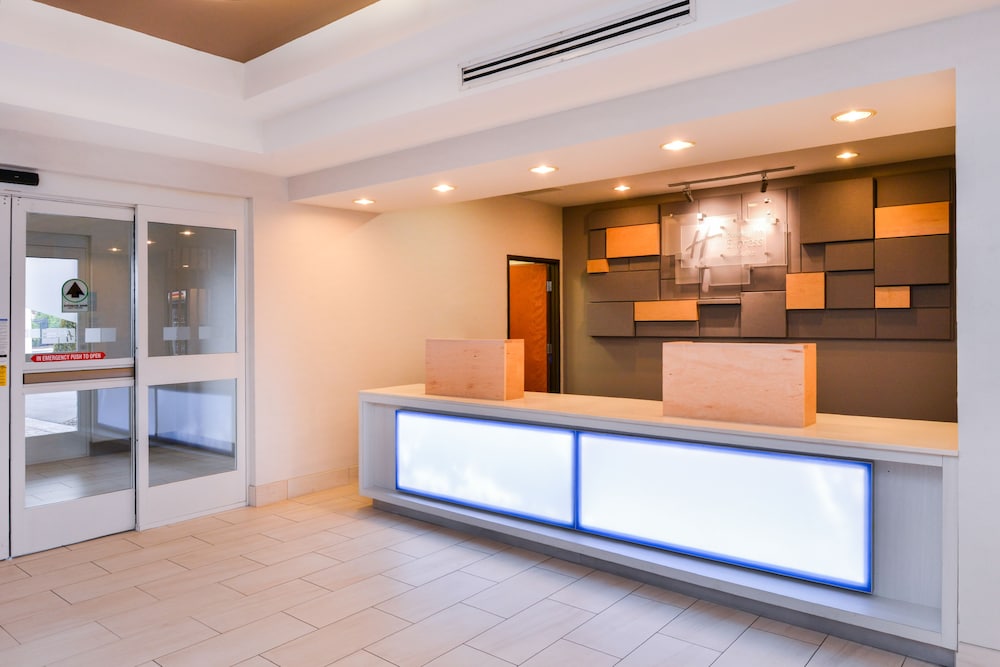 Holiday Inn Express Hotel And Suites Parkersburg Mineral Wells 9/42