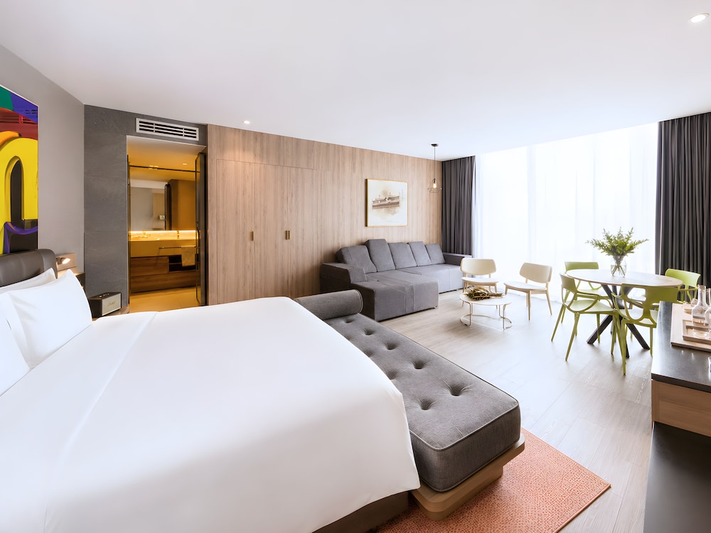 Skyline, Suite, King Bed, Terrace