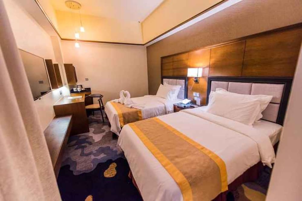 Nu Hotel 8/25