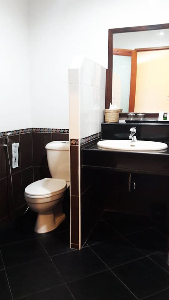 Khum Nakhon Hotel 43/47