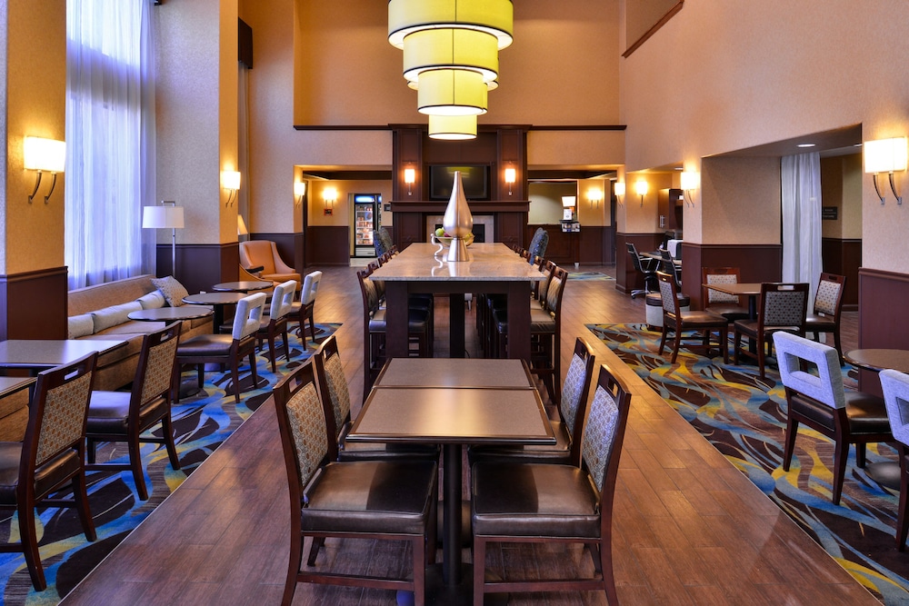 Hampton Inn Suites Ontario 38/60