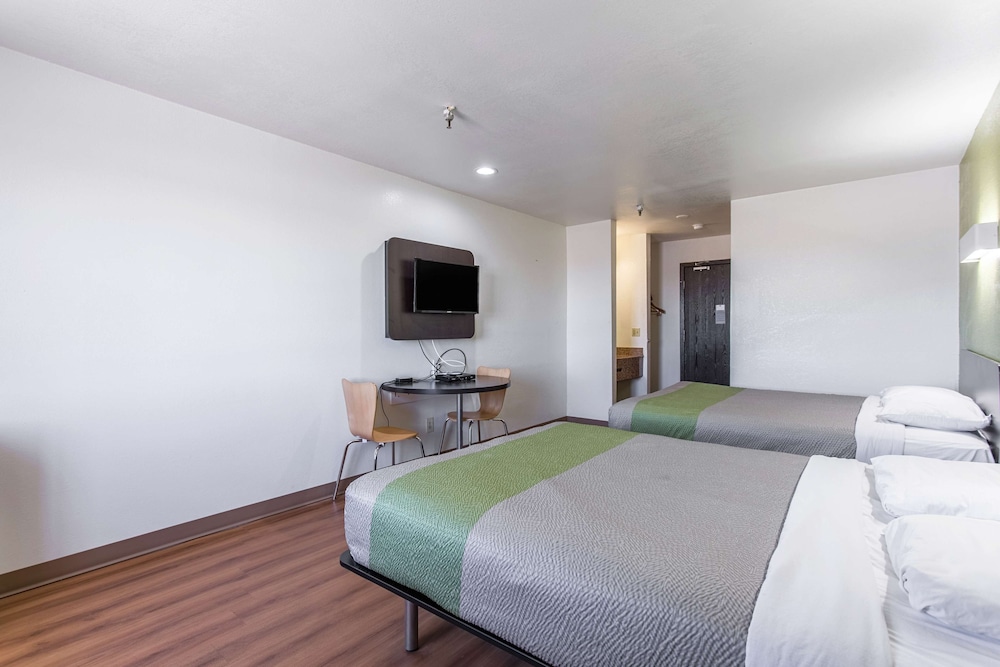 Motel6 Moriarty, NM 14/60