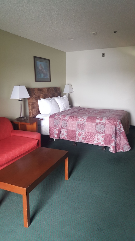 Oyster Bay Inn & Suites 20/70