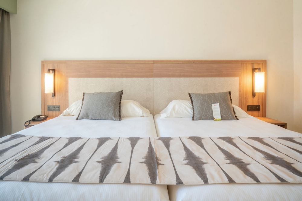 Room, King Bed, Partial Sea View