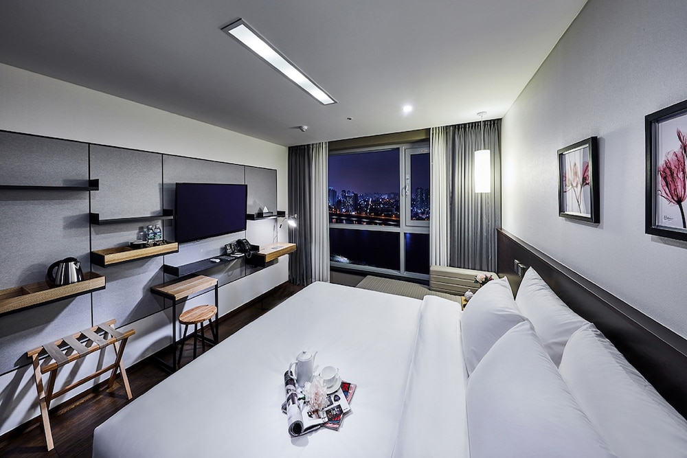 Hotel Riverside 9/41