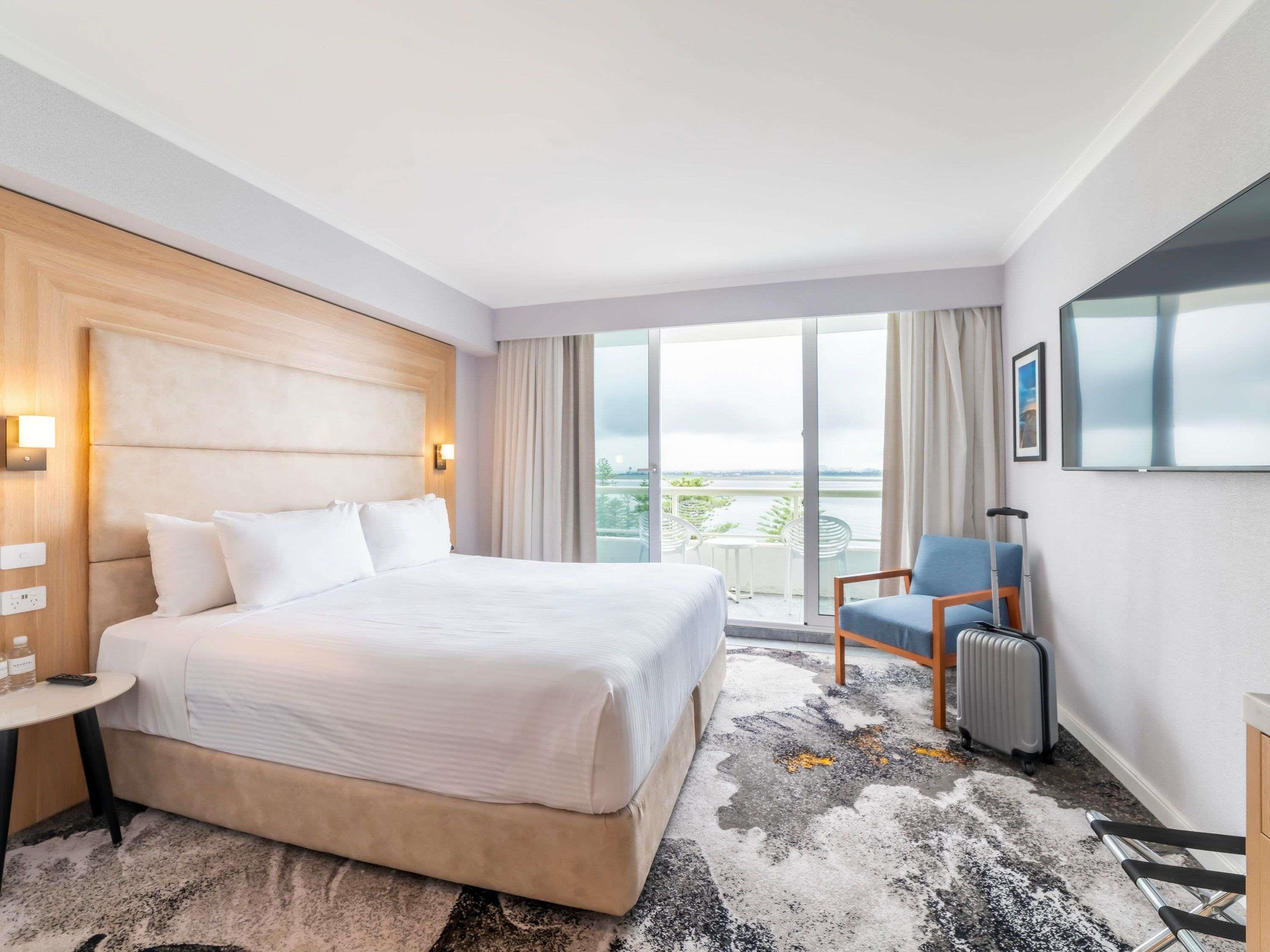 JUNIOR SUITE, KING BED, BAY VIEW, BATHTUB