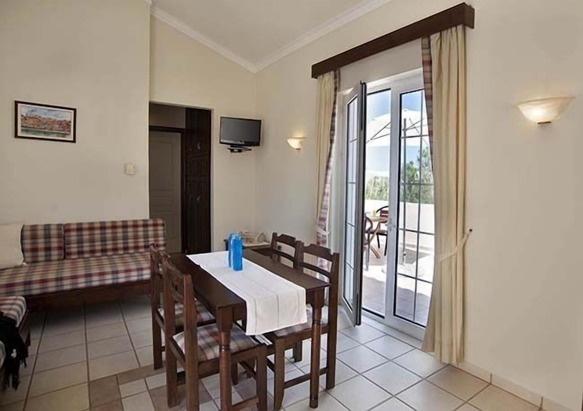 1 BEDROOM, SUITE, DOUBLE AND TWIN BEDS, BEACH SIDE