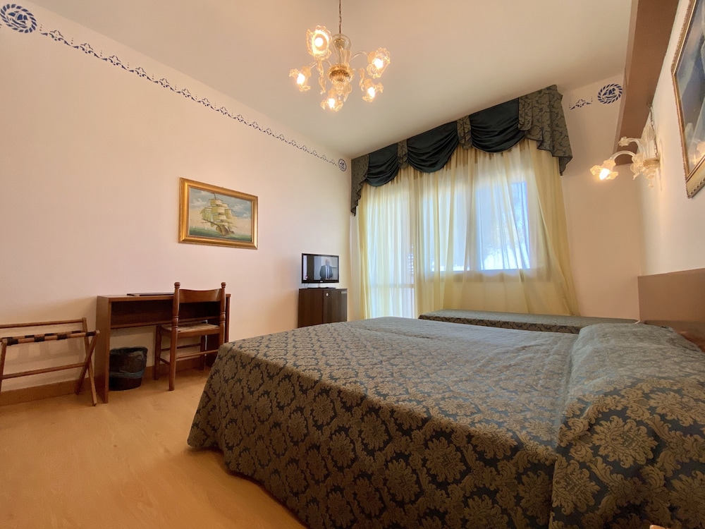 ROOM, QUADRUPLE, SEA VIEW, BALCONY