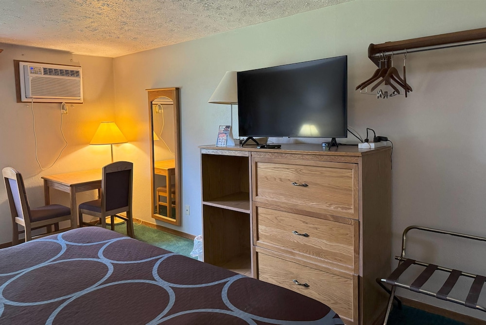 Super 8 By Wyndham Chaska 6/37