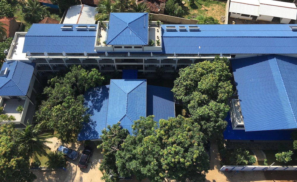 The Blue Wave Hotel 46/50
