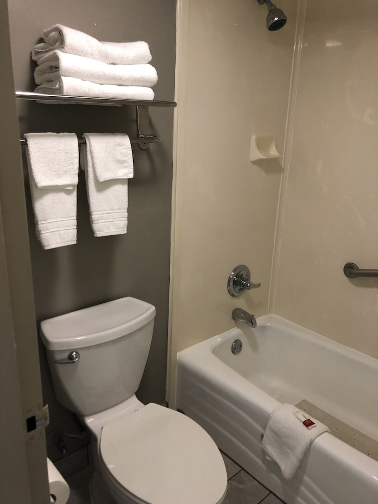 Days Inn by Wyndham Central San Antonio NW Medical Center 15/40