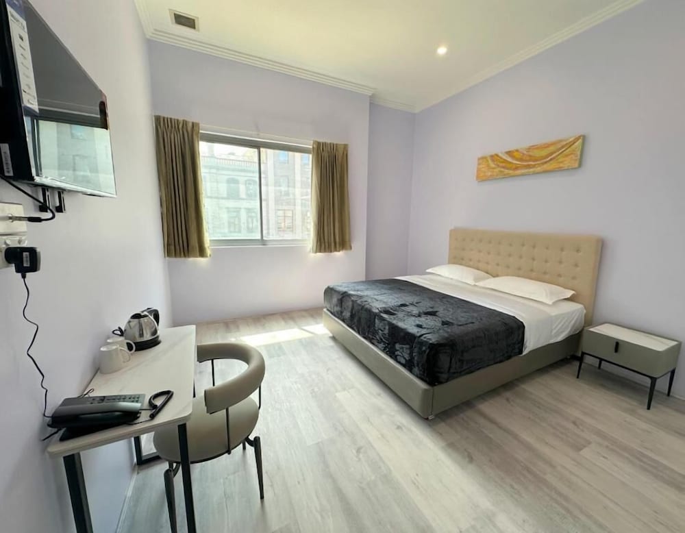 DELUXE, KING BED