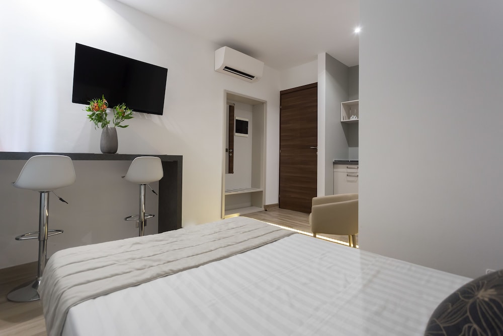 STUDIO, DOUBLE BED