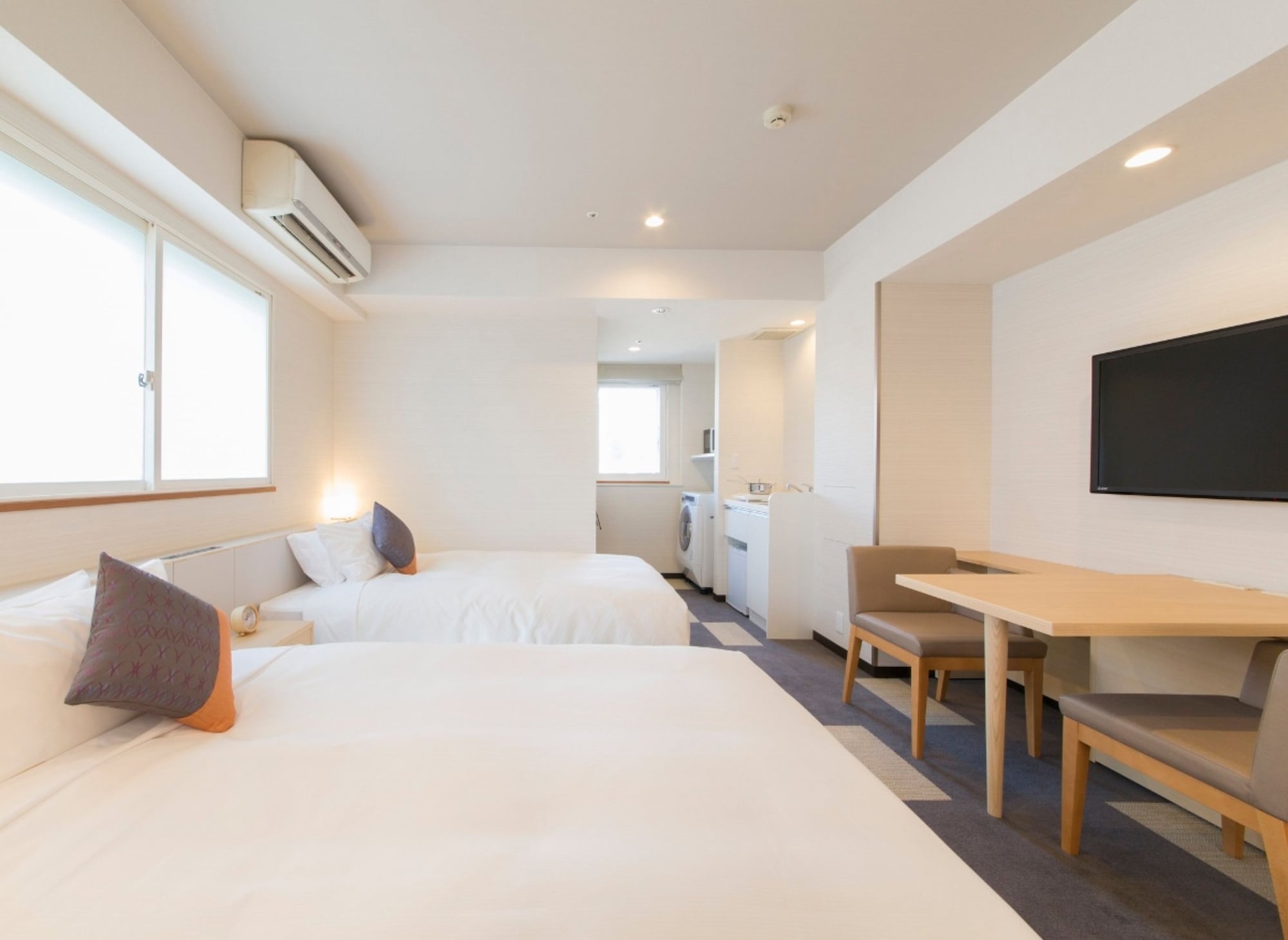 SUPERIOR, TWIN BEDS, LAUNDRY, KITCHENETTE