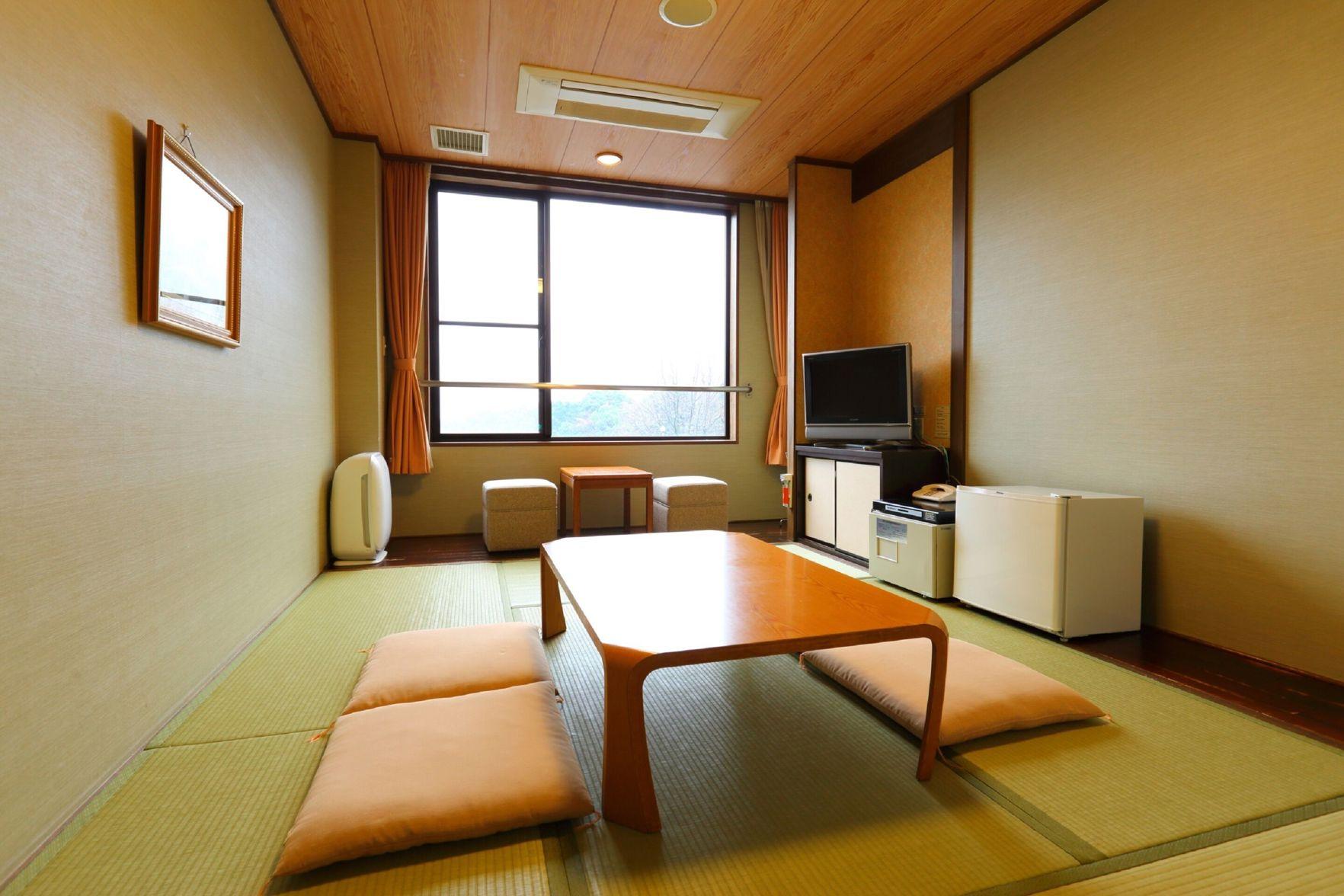 Japanese, 3 Futon Beds, Smoking