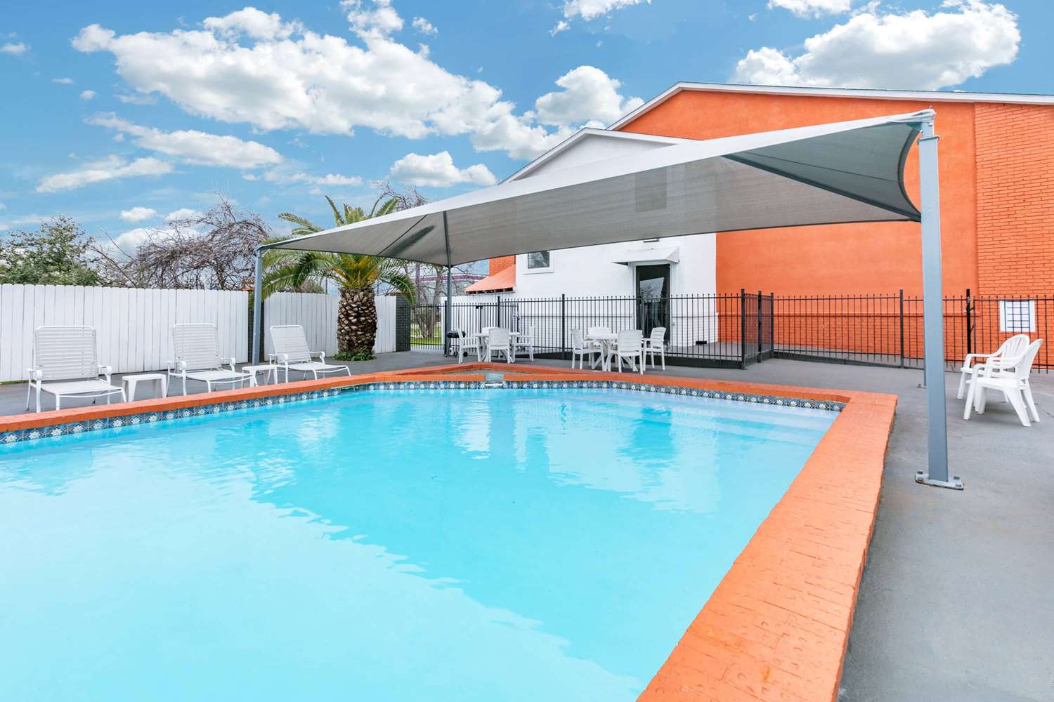 Howard Johnson by Wyndham New Braunfels 4/23