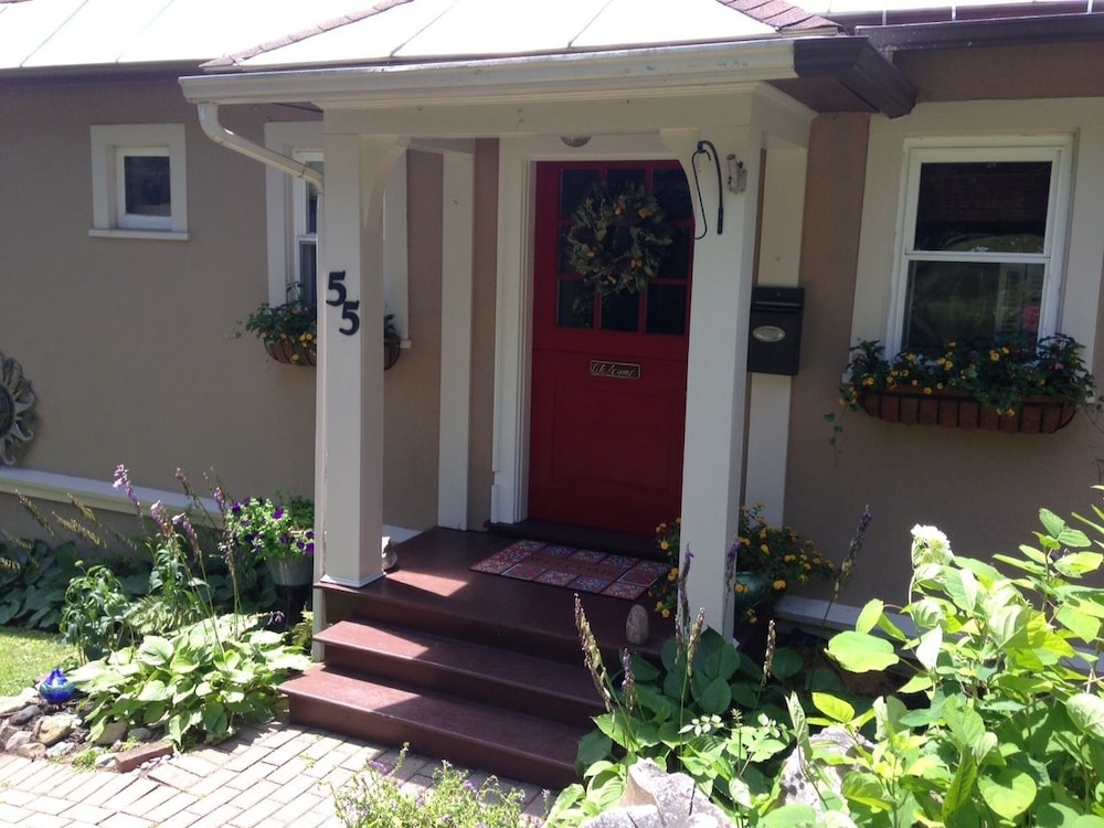 The Red Door B&B 3/34