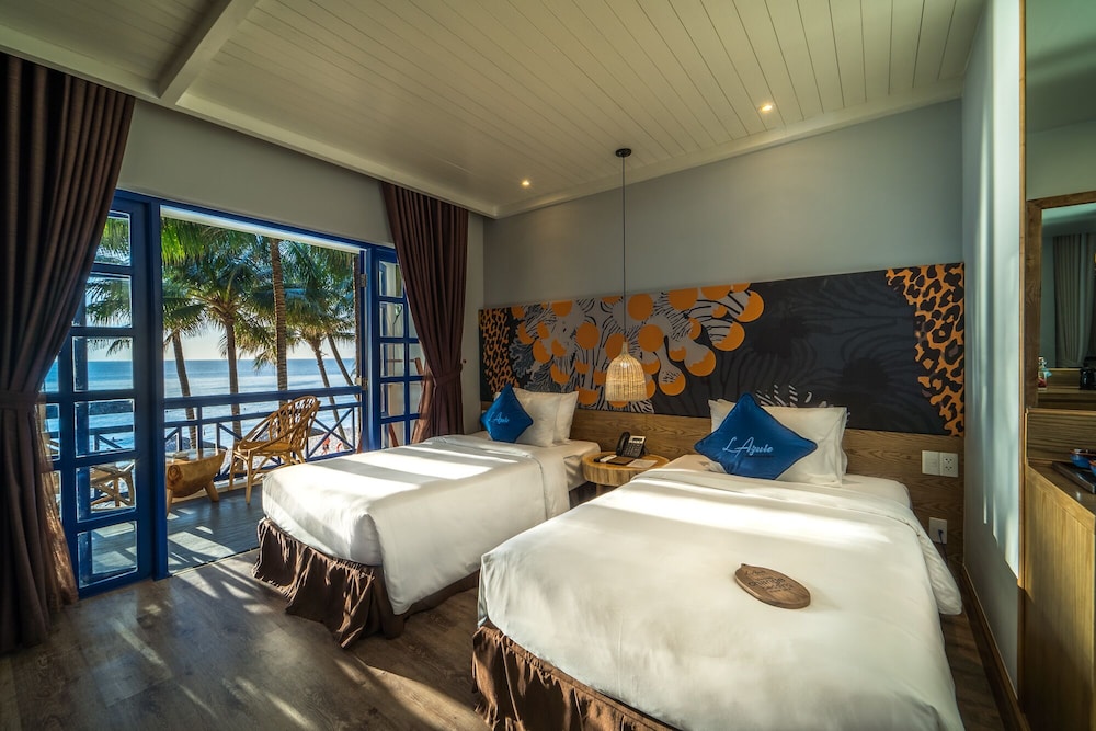 DELUXE, TWIN BEDS, BEACH FRONT