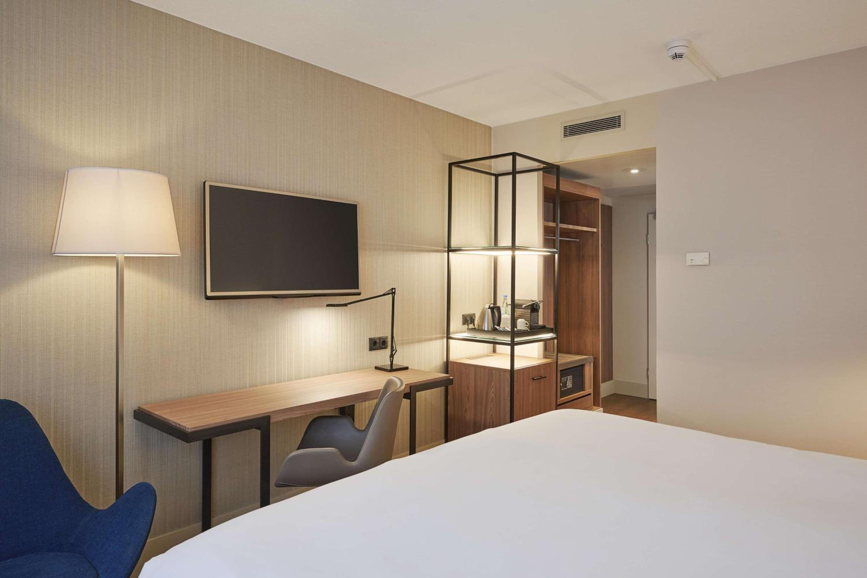 Standard, King Bed, with View, Nh Frankfurt Airport 9/10