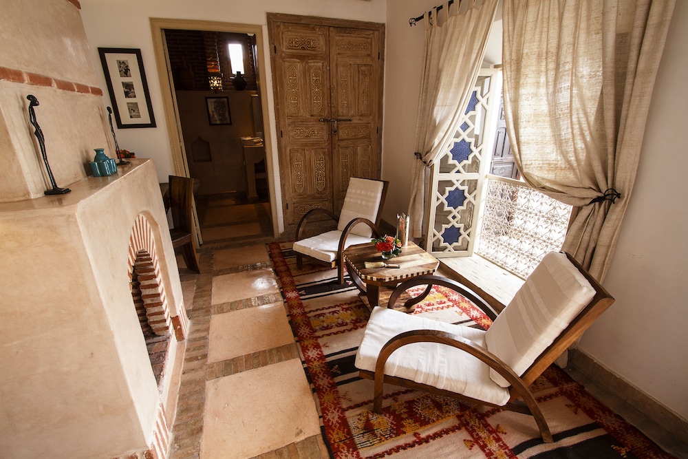 DELUXE, DOUBLE OR TWIN BED