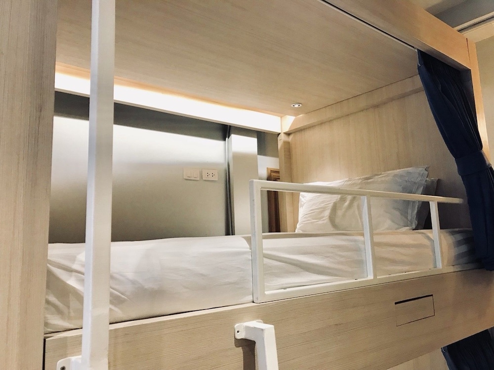 FEMALE DORM, 8 BUNK BEDS, SHARED BATHROOM