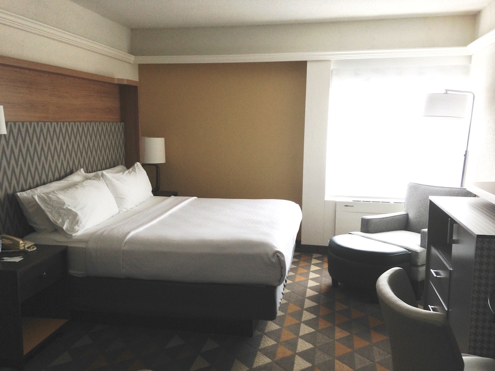 Holiday Inn Suites Pittsfield Berkshires 24/80