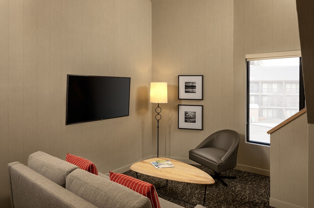 Peaks Hotel & Suites 41/50
