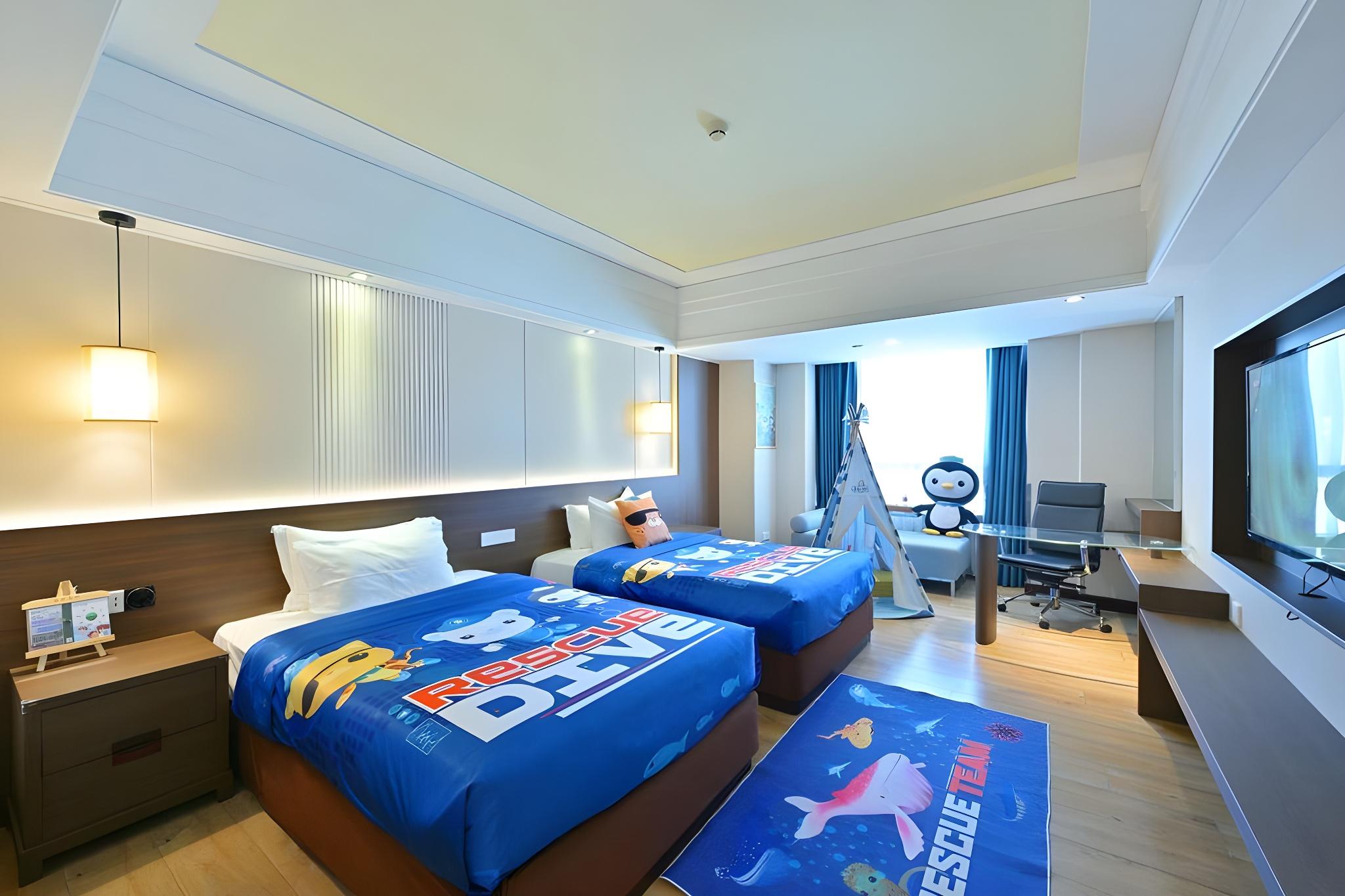 Theme, Family, Twin Beds, Electronic Cigarette Only