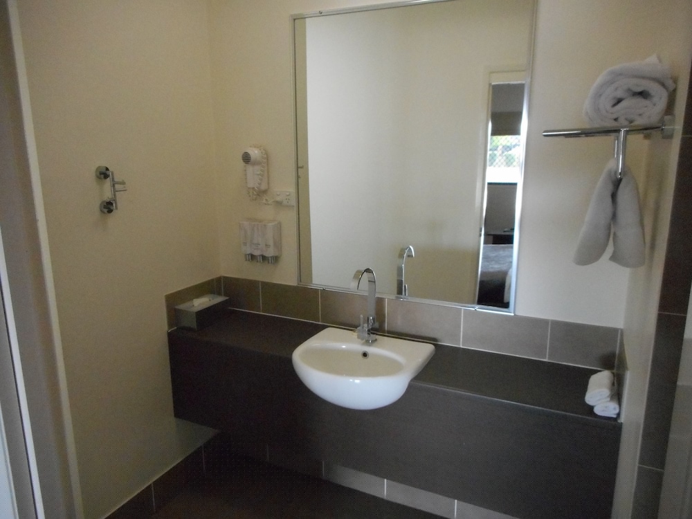 INJUNE MOTOR INN 18/34