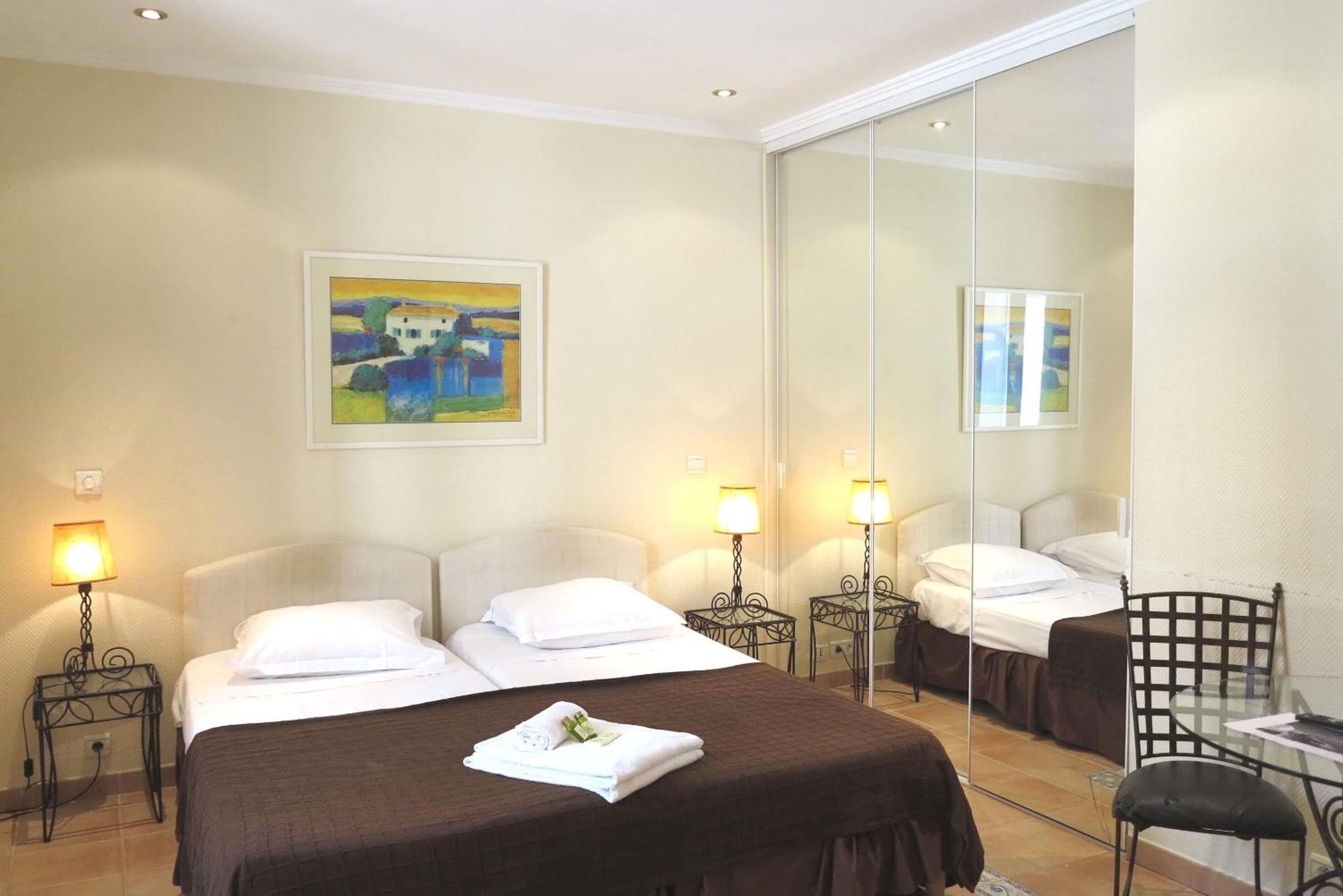 Studio, Twin Beds, No Elevator