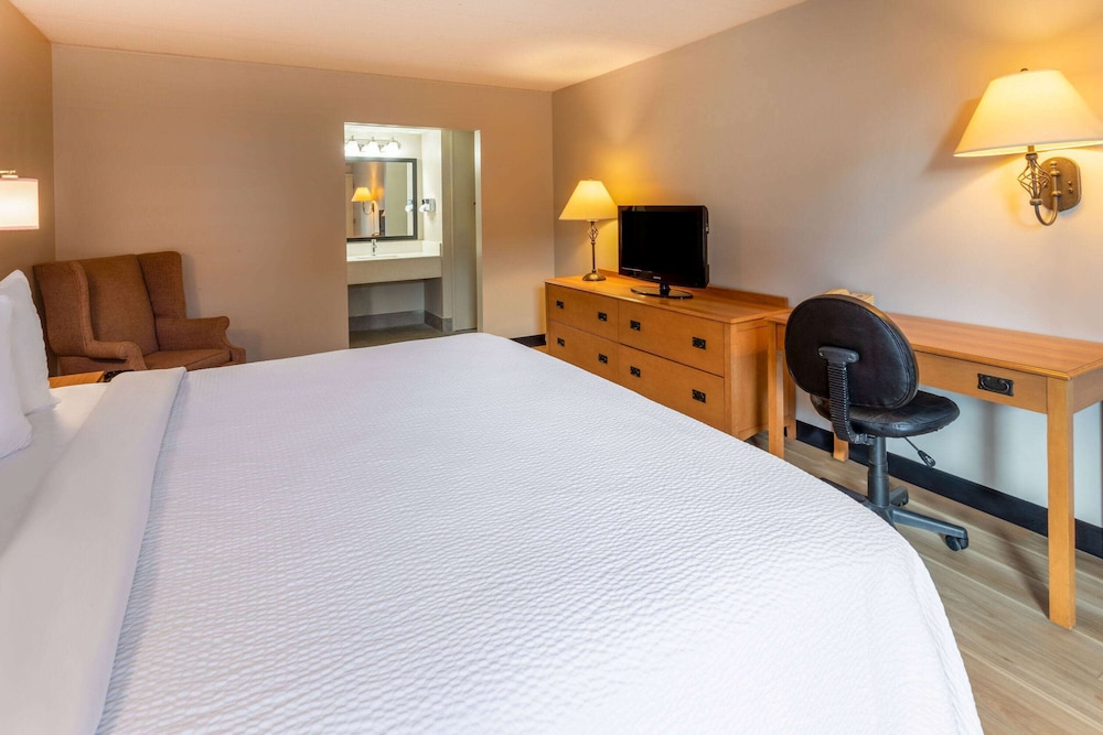 Days Inn by Wyndham Birch Run 10/36