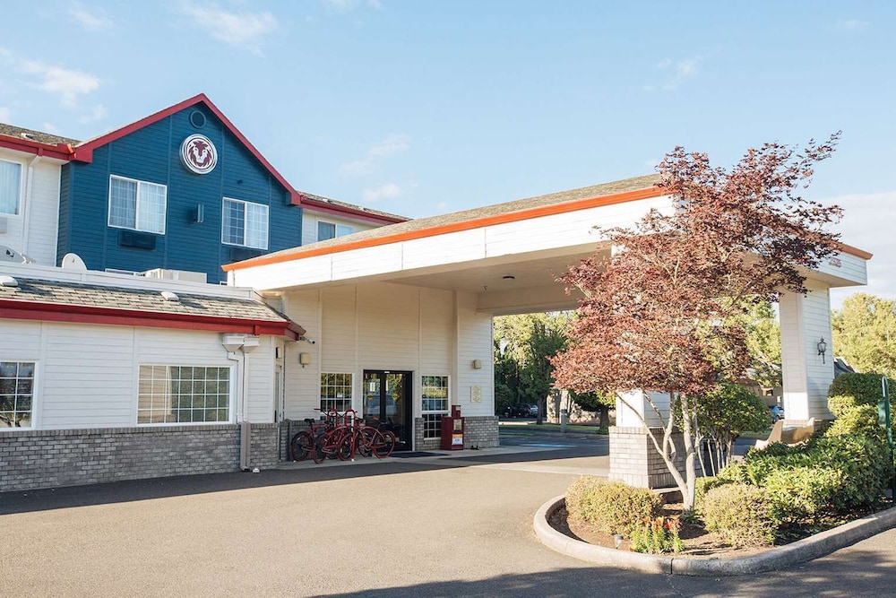 Red Lion Inn & Suites McMinnville 3/30
