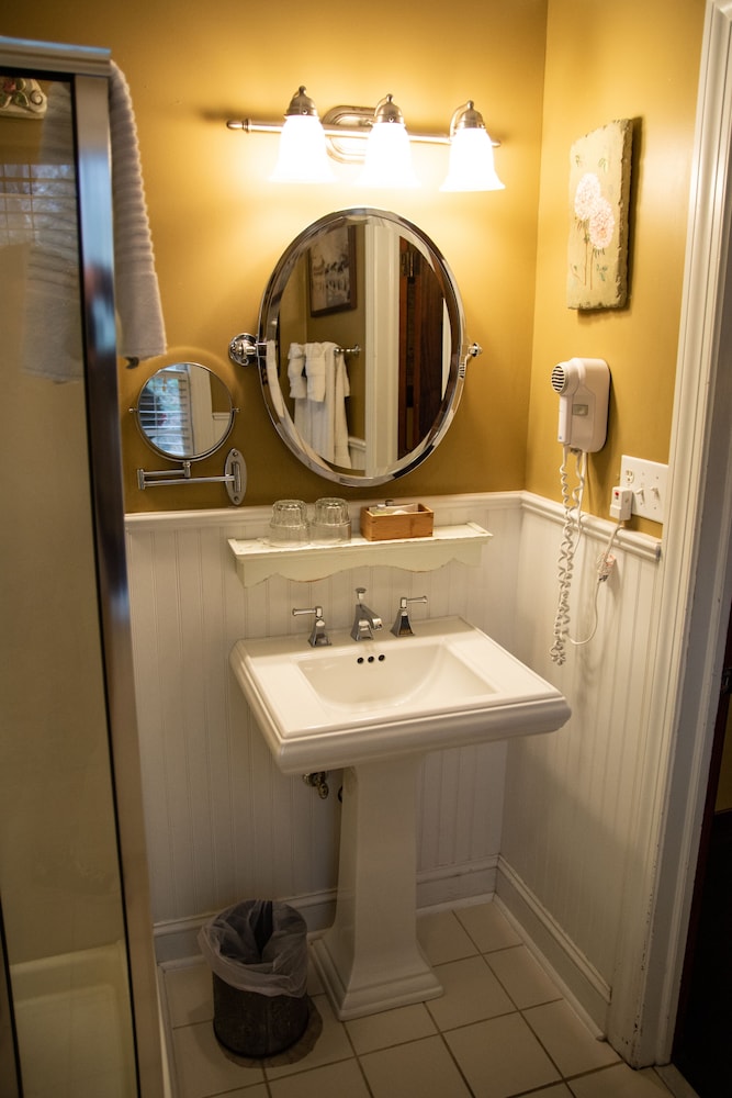 Williamsburg Sampler B & B 30/30