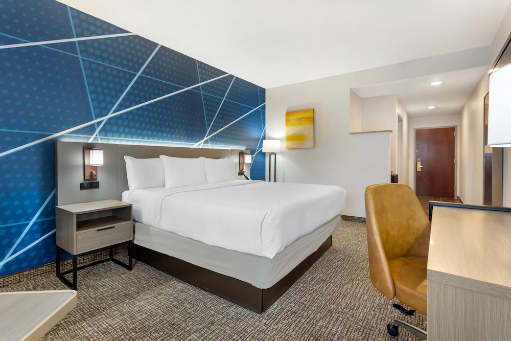 غرفة بسرير كينج، Comfort Suites East Brunswick - South River 2/5