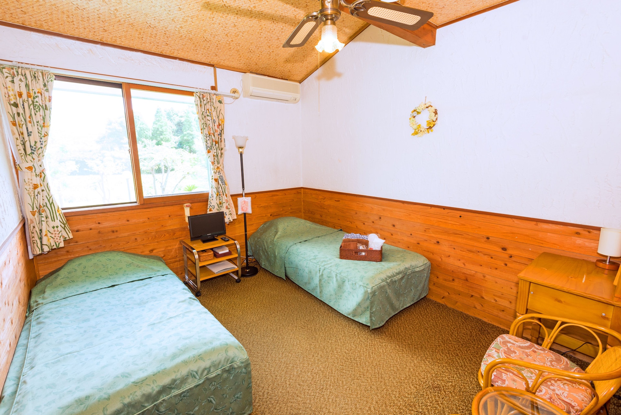 BUDGET, TWIN BEDS, SHARED BATHROOM